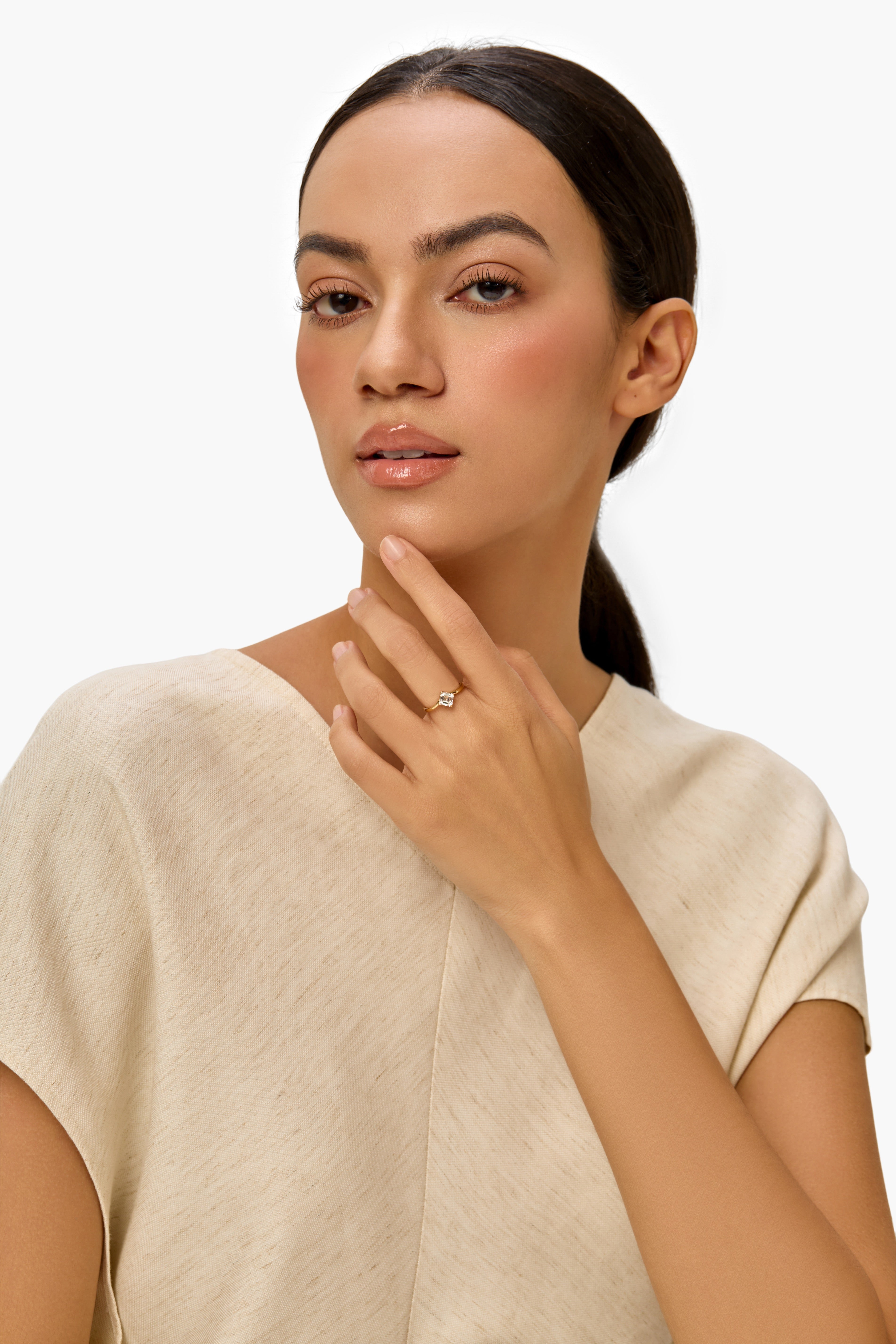 Anillo de compromiso solitario con diamante creado en laboratorio y engaste de garras y bisel.