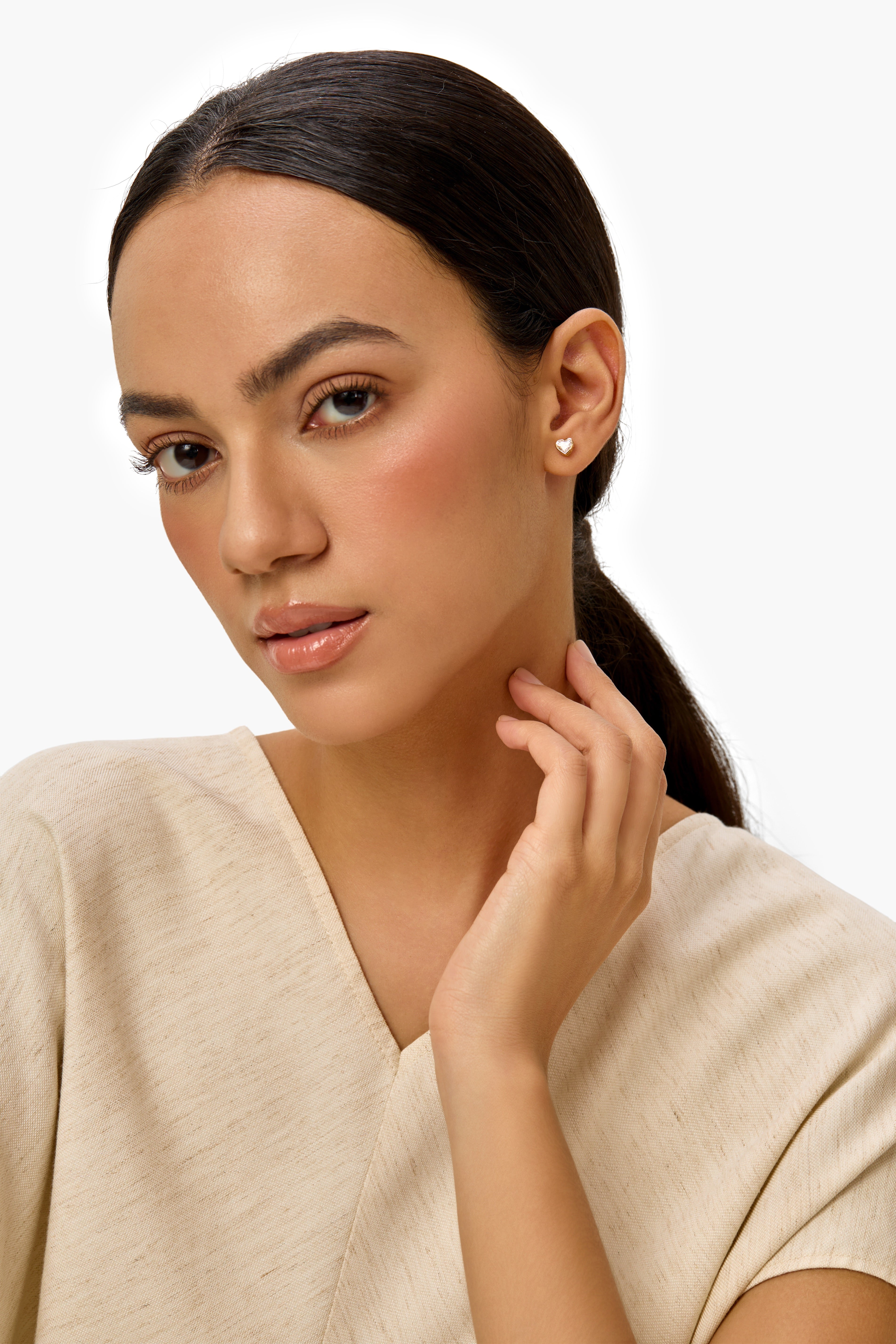 ベゼルセッティングのハート型ラボグロウンダイヤモンドスタッドピアス 14金イエローゴールド製