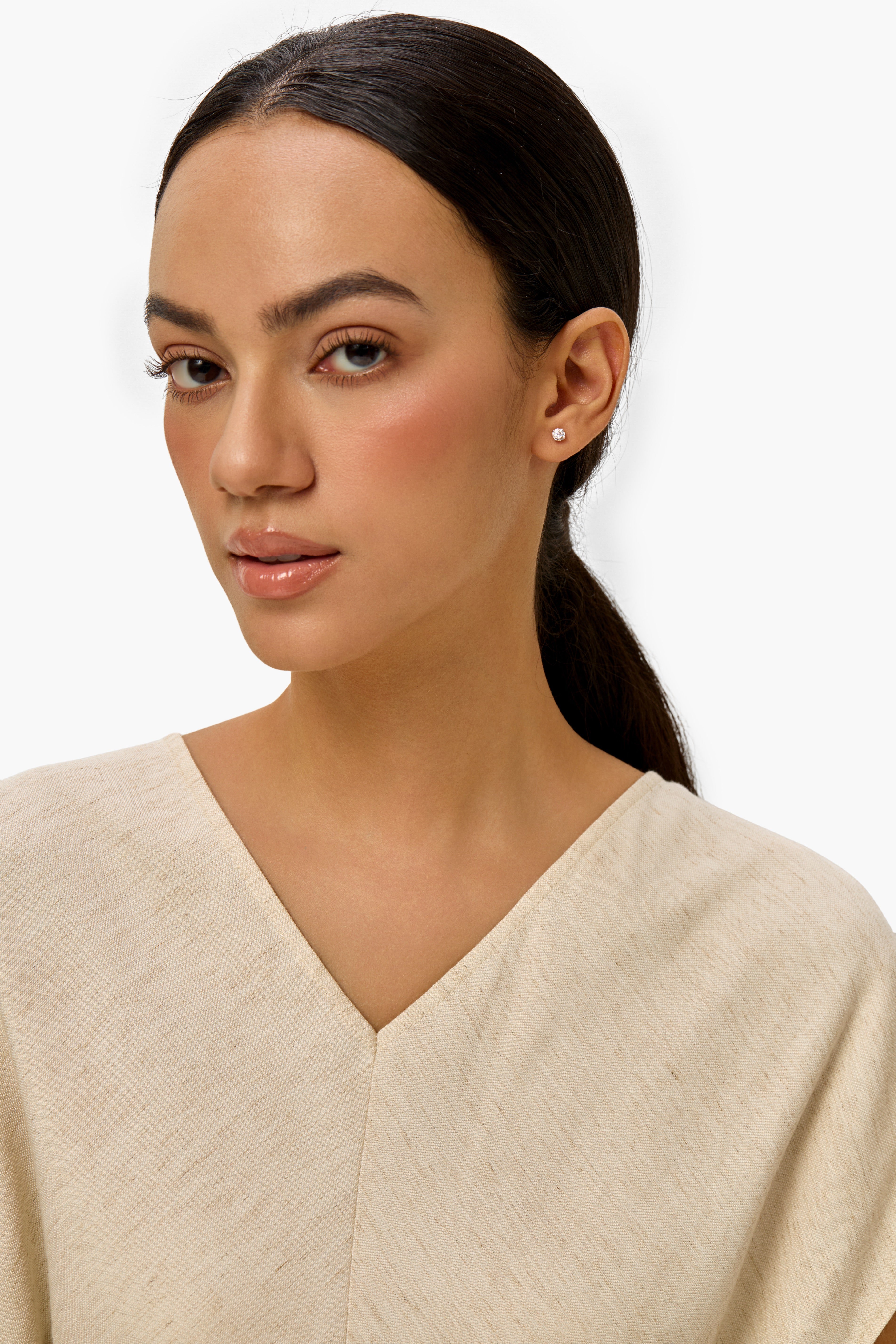 4本爪のラボグロウンダイヤモンドスタッドピアス ラウンド型のホワイトカラー