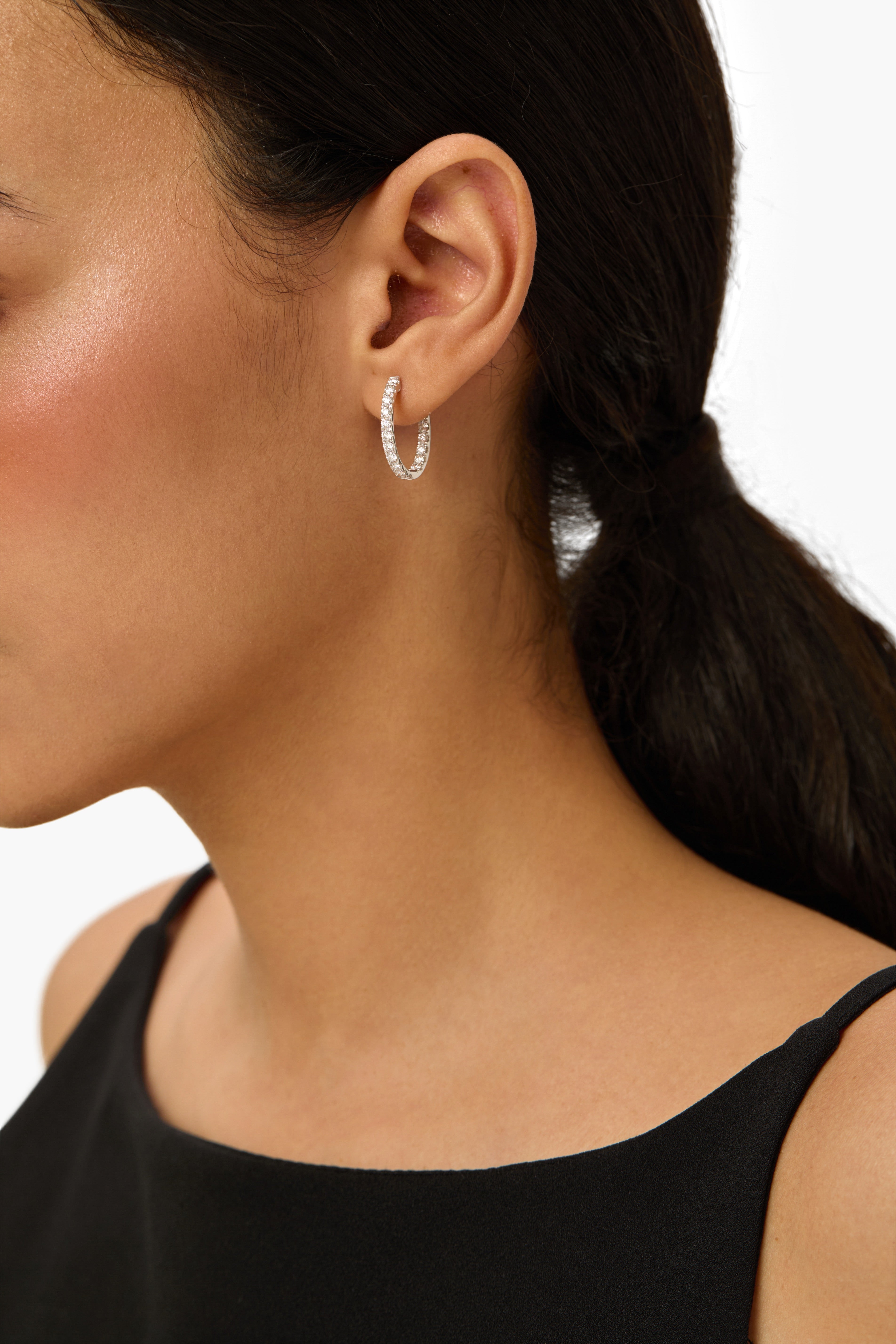 ラウンド型スプリットプロングセッティングのラボグロウンダイヤモンドフープピアス 14Kホワイトゴールド製