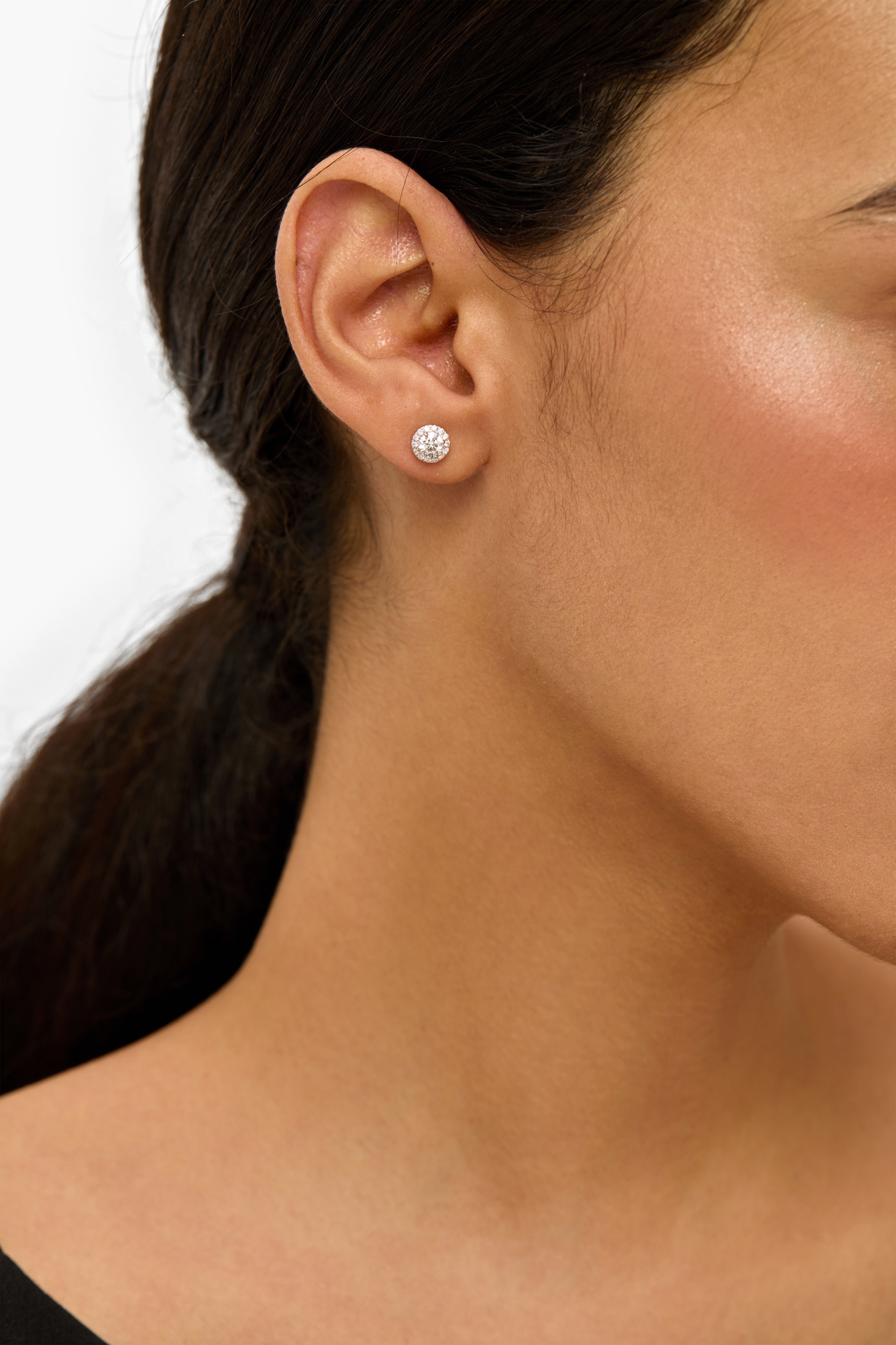 ラウンド型 パヴェラボグロウンダイアモンドスタッドピアス 18Kホワイトゴールド製