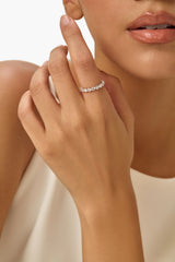 Anillo de boda compartido con diamante de laboratorio de una sola punta y forma redonda en platino blanco.