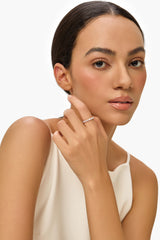 Anillo de boda compartido con diamante de laboratorio de una sola punta y forma redonda en platino blanco.