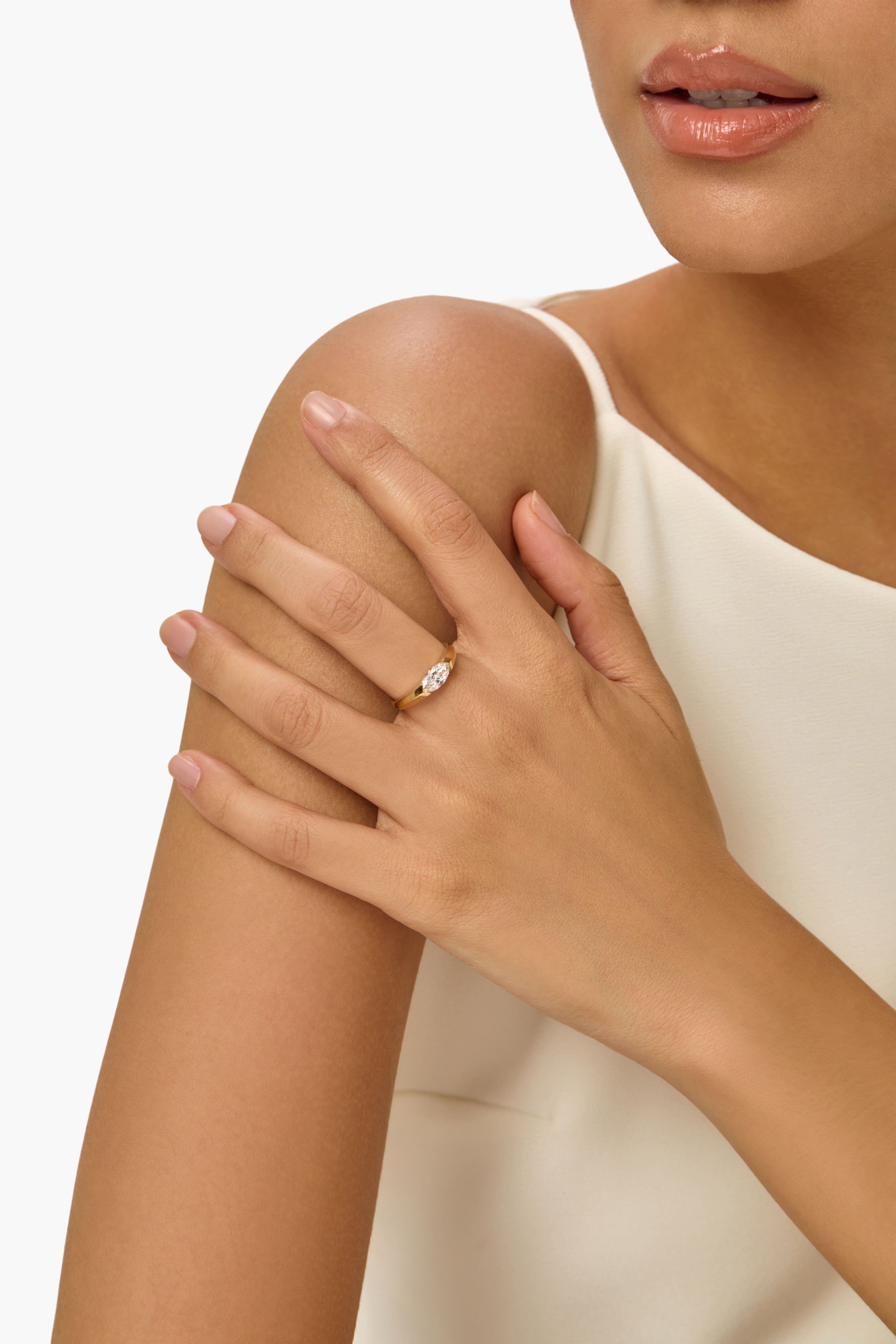 ハーフベゼル　ラボグロウンダイヤモンド指輪　マルキース型　14金イエローゴールド製