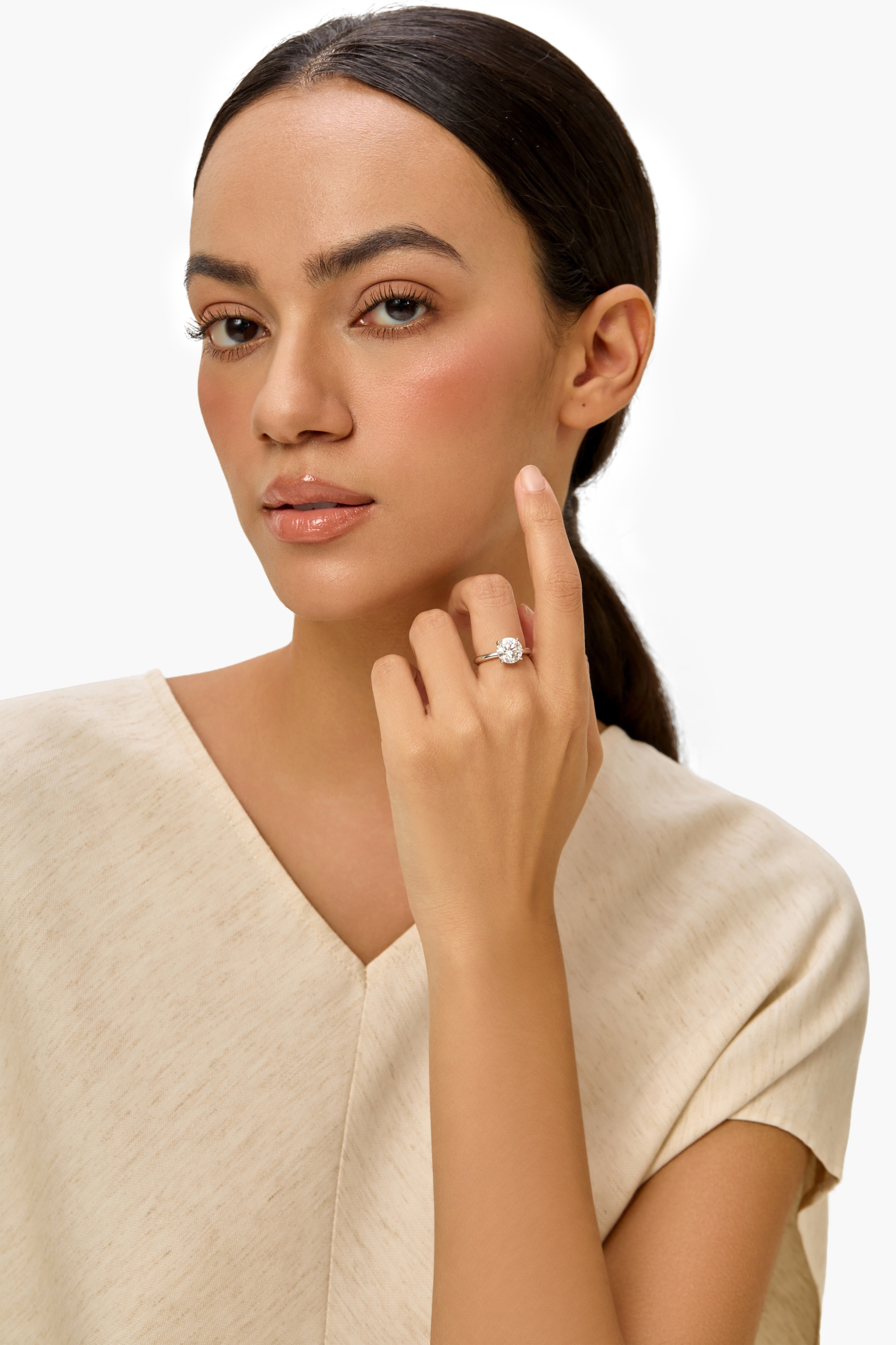 Anillo de compromiso con halo de diamantes redondos creados en laboratorio en platino.