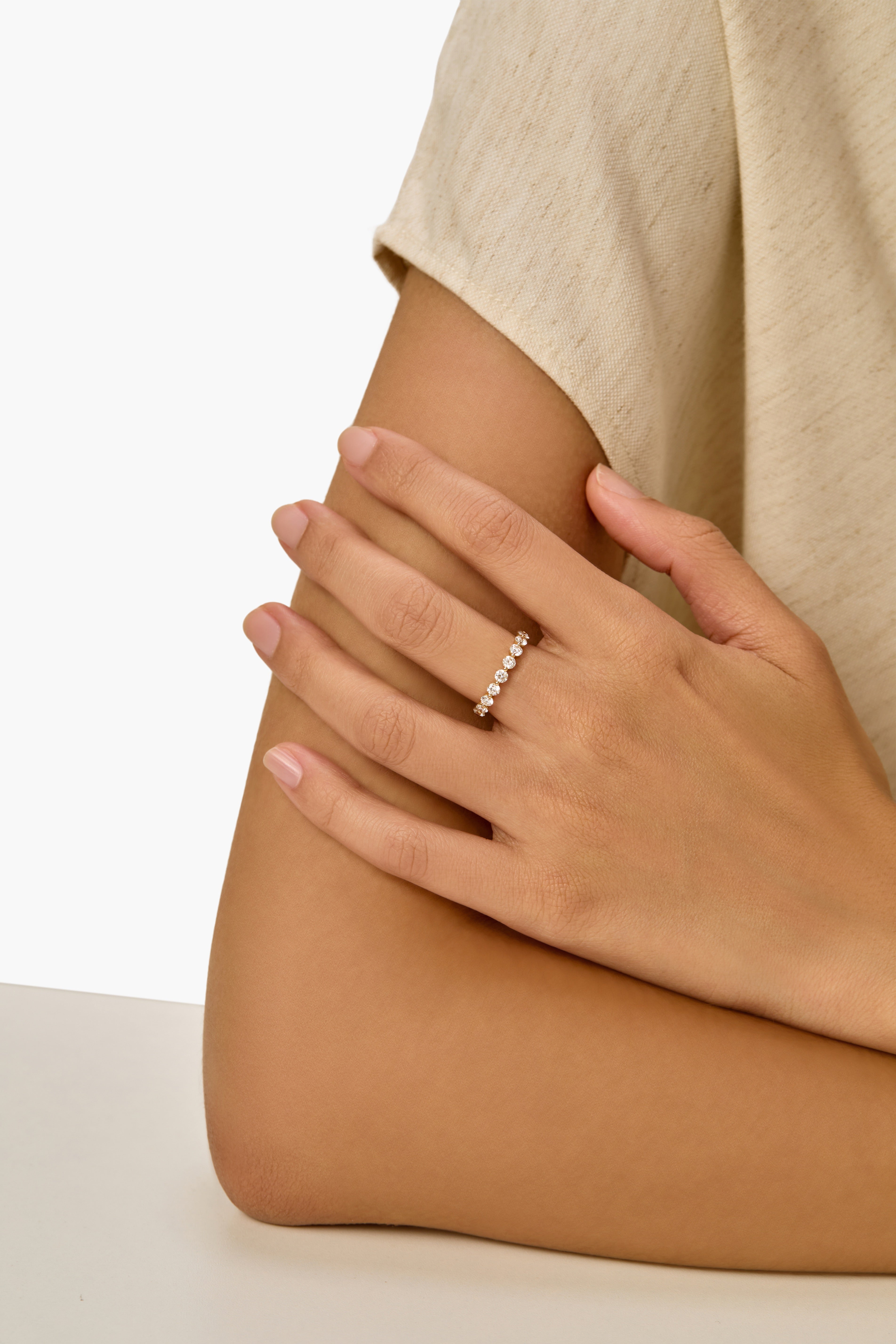 ラウンド型シェアシングルプロングラボグロウンダイヤモンドウェディングリング　14金イエローゴールド製