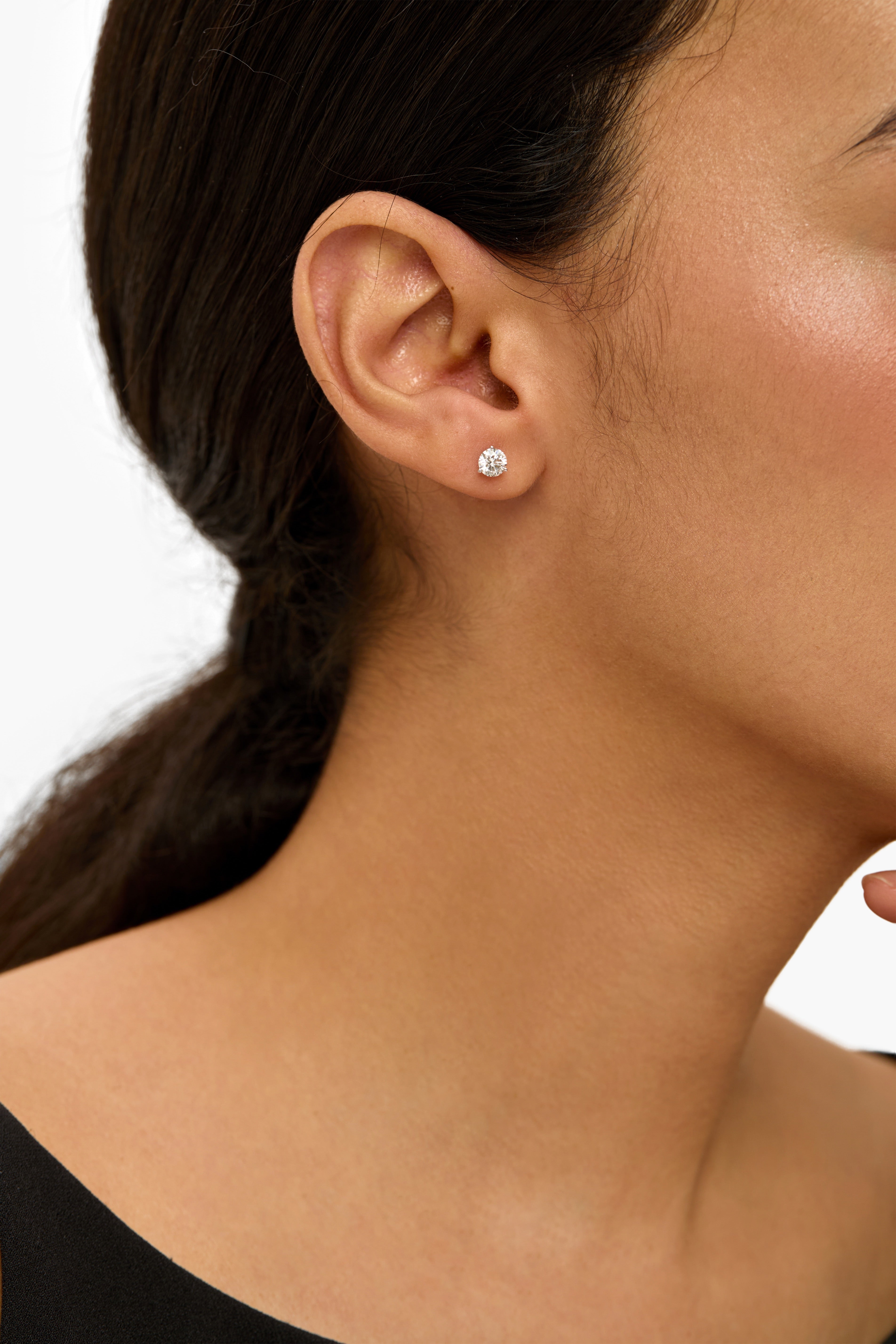 3本爪のラボダイヤモンドスタッドピアス　ラウンド型のホワイトカラー