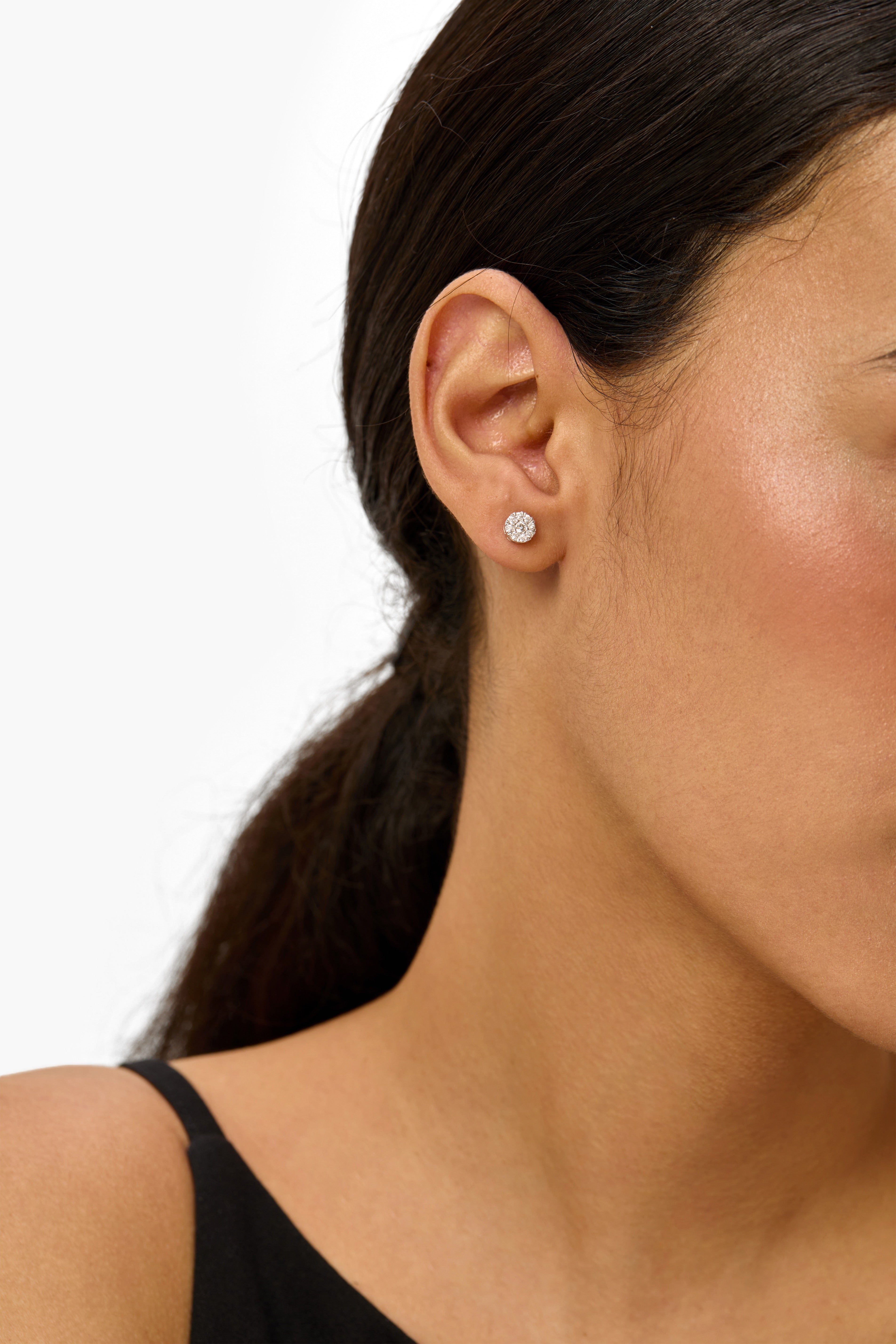 パヴェラボダイアモンドスタッドピアス　18金ホワイトゴールド製 