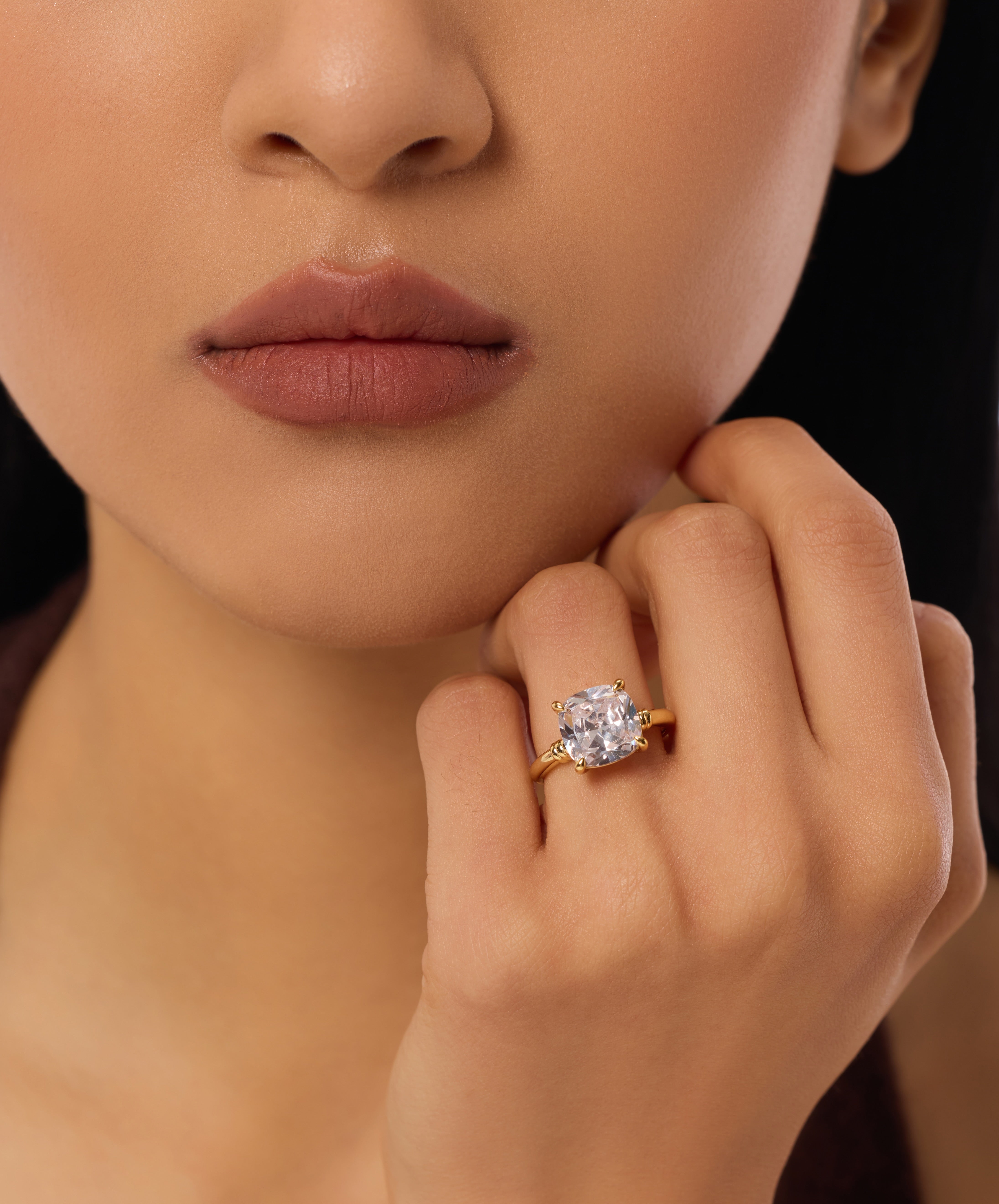 ソリティア プロングセット クッションカット婚約指輪（ラボグロウンダイヤモンド付き）、14Kイエローゴールド