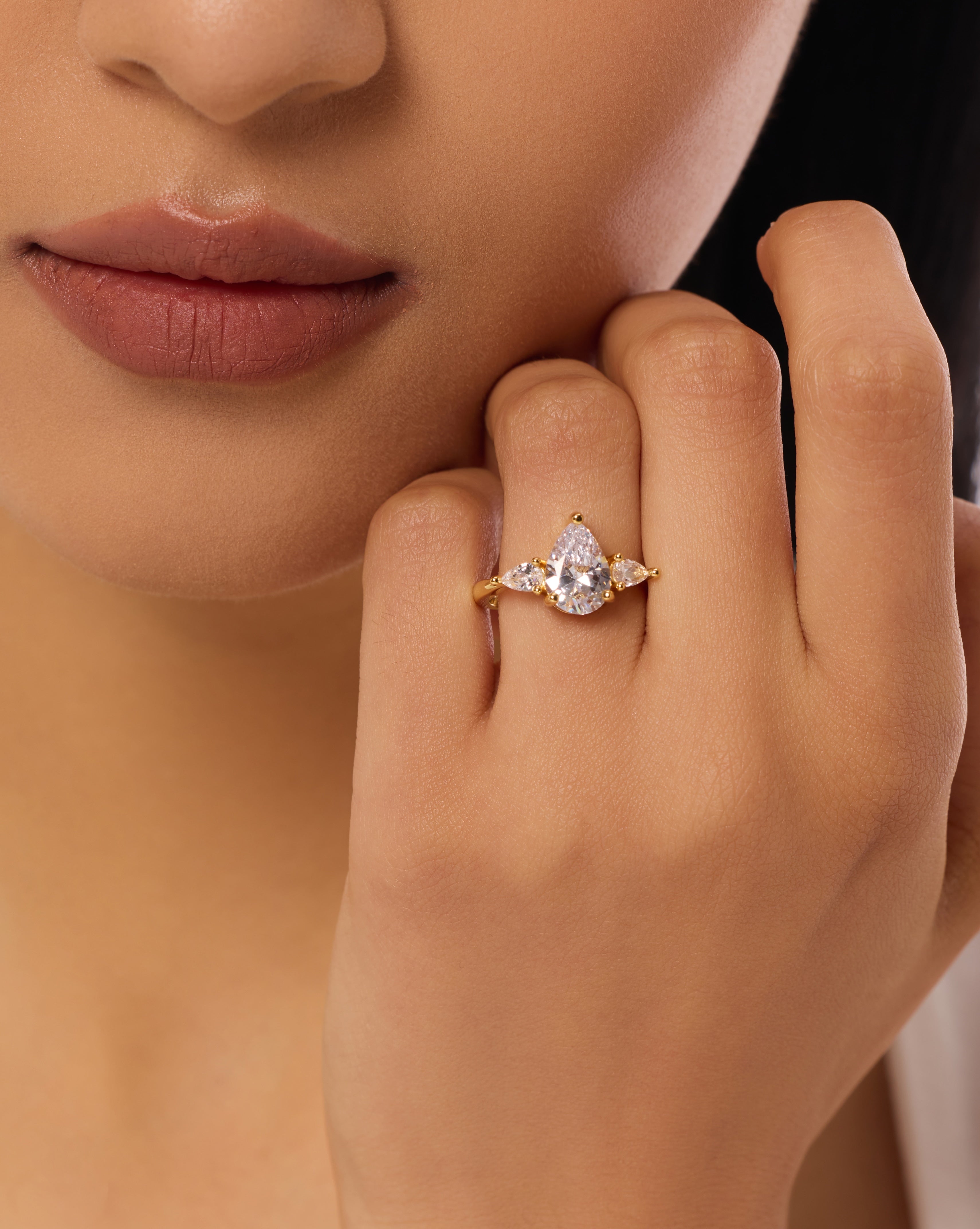 スリーストーンペアシェイプラボダイヤモンド婚約指輪　14Kイエローゴールド