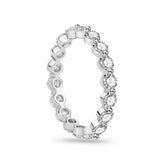 Anillo de boda compartido con diamante de laboratorio de una sola punta y forma redonda en platino blanco.